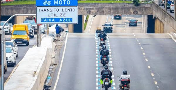 Prefeito Evandro Leitão anuncia testes em duas avenidas de Fortaleza para faixa exclusiva para motocicletas