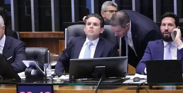 Com apoio do Centrão, Câmara dos Deputados aprova texto-base do PL Antifacção com 370 votos. Governo Lula aposta em ajustes no Senado Federal