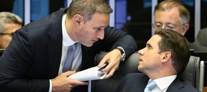 Em meio a recuos do relator e manobras, Guilherme Derrite apresenta quarta versão do parecer do Projeto Antifacção, mas Hugo Motta cede a pressão e deixa votação para próxima semana