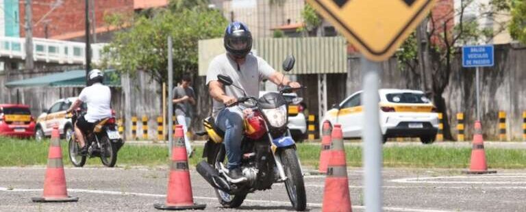 Programa CNH Popular  lança 35 mil vagas para carteiras de motorista gratuitas e três mil vagas para estudantes de graduação e ensino técnico