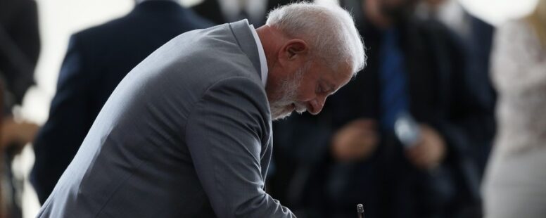 Lula assina indulto de Natal, mas exclui condenados por atos golpistas, por violência contra a mulher e líderes de facção