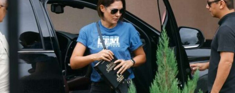 Após Flávio Bolsonaro ser apontado como candidato, PL comunica afastamento da ex-primeira-dama Michelle Bolsonaro das atividades partidárias por recomendação médica