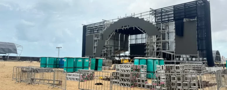 Estrutura do Réveillon 2026 na Praia de Iracema começa a ser montada. Shows no Conjunto Ceará e Messejana acontecem no dia 30 de dezembro