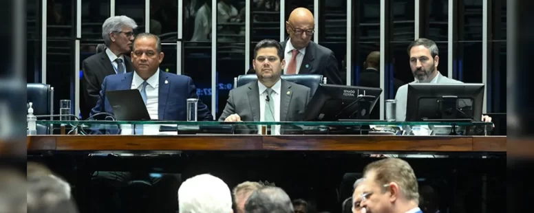 Senado aprova projeto que reduz penas de Jair Bolsonaro e condenados no 8 de janeiro. PT recorre ao STF e Lula diz que vai vetar a proposta