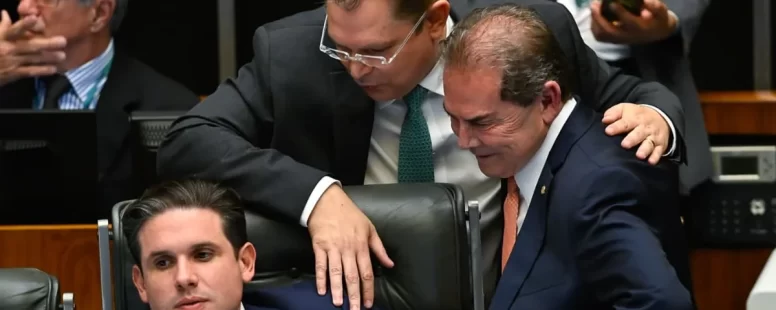 Sob comando de Hugo Motta, Câmara aprova projeto que reduz penas de condenados pelo 8 de janeiro. Pena de Bolsonaro cai pela metade, mas ainda precisa passar pelo Senado