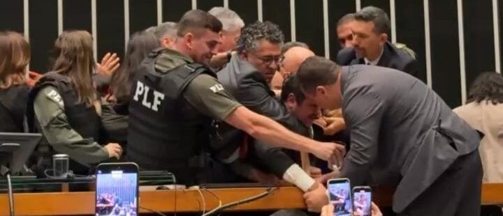 Ameaçado de cassação, deputado do PSOL, Glauber Braga, é retirado à força do Plenário da Câmara Federal. Sinal da TV Câmara é cortado e jornalistas são expulsos pela Polícia Legislativa