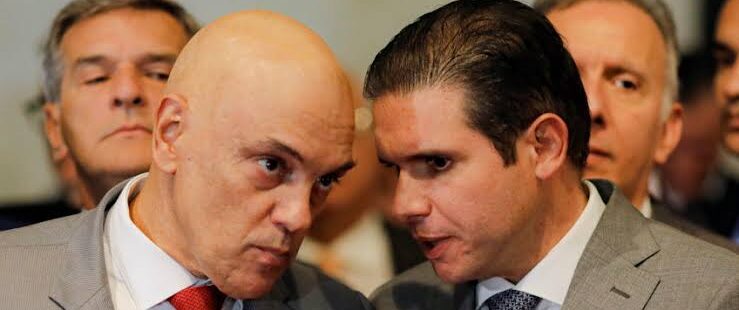 Alexandre de Moraes anula votação da Câmara, volta a determinar perda de mandato de Carla Zambelli e dá 48 horas para Hugo Motta empossar suplente