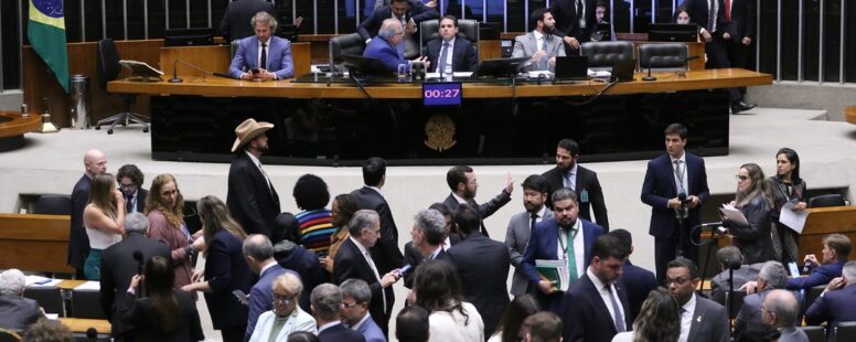 Câmara dos Deputados aprova projeto que retira do arcabouço fiscal investimentos em saúde e educação financiados com Fundo Social