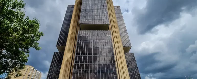 Copom do Banco Central mantém taxa de juros em 15%. Há expectativa de queda a partir das próximas reuniões