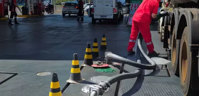 Queda no preço da gasolina nas distribuidoras passa a valer nesta terça-feira, diz Petrobras