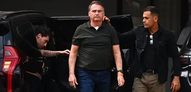 Após reclamações, Alexandre de Moraes determina transferência de Jair Bolsonaro da Superintendência da Polícia Federal para a Papudinha