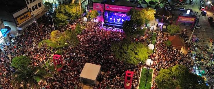 Fundo de Quintal abriu Pré-Carnaval de Fortaleza com muito samba na Praça do Ferreira. Programação segue neste sábado na Praia de Iracema e Barra do Ceará