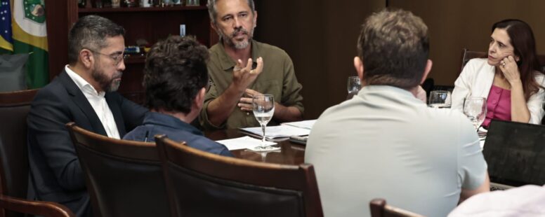 Elmano de Freitas encaminha mensagem sobre o piso nacional do magistério para a Assembleia Legislativa e garante concurso para categoria este ano