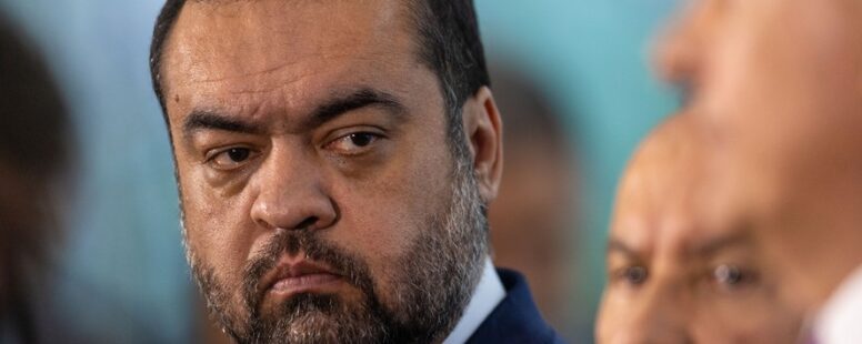 Julgamento que pode cassar governador do RJ, Cláudio Castro, é suspenso no TSE após pedido de vista do ministro Nunes Marques. Placar é de 2 a 0 pela cassação