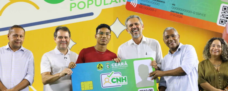 Governo do Ceará entrega cinco mil cartões da CNH Popular para candidatos de Fortaleza