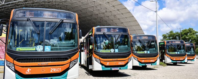 Prefeitura de Fortaleza inicia entrega de novos ônibus com ar condicionado e câmeras internas. Meta é colocar para circular 120 veículos da nova frota até fim de 2026