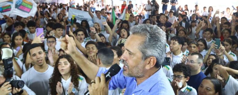 Governador Elmano de Freitas recepciona novos estudantes da rede estadual em Juazeiro do Norte através do programa “Cheguei, Ensino Médio”