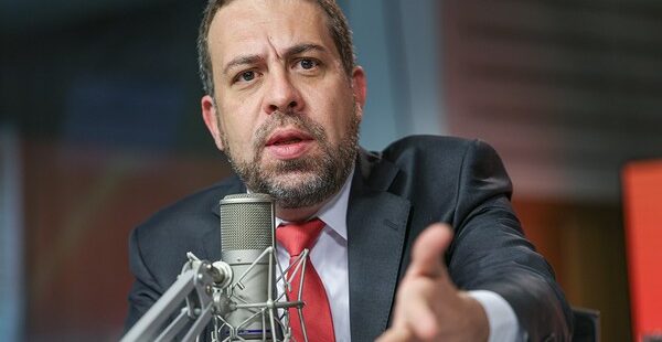 Apesar da alta do diesel, caminhoneiros desistem de greve nacional e vão se reunir com ministro Guilherme Boulos