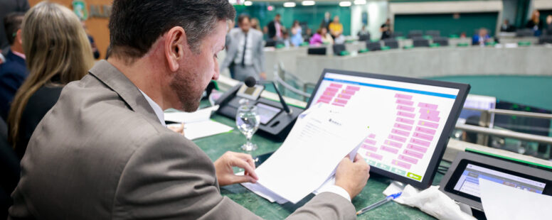 Assembleia Legislativa aprova projetos em defesa da mulher e homenagem a ex-governadores do Ceará