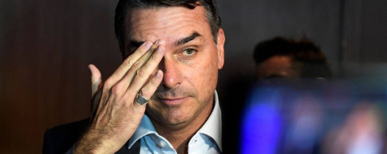 Vazamento de ajuste fiscal de Flávio Bolsonaro agrada Faria Lima, mas é rejeitado nas redes sociais. Diante da má reação, pré-candidato do PL diz se tratar de “fake news”