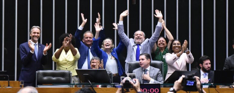 Câmara dos Deputados aprova em segundo turno PEC que garante financiamento do Sistema Único de Assistência Social. Proposta segue para o Senado