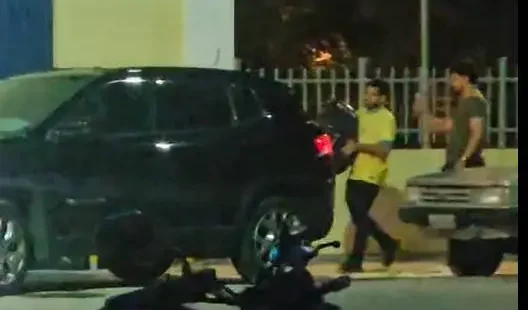 Parlamentares governistas utilizam redes sociais para denunciar ação do deputado federal André Fernandes de jogar lixo em frente à Prefeitura de Fortaleza para gravar vídeo para internet