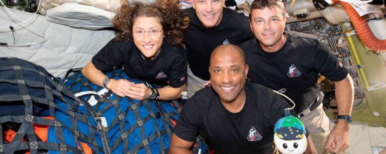 Após contorno a Lua, astronautas da Artemis retornam à Terra e deixam cápsula após pousar no mar