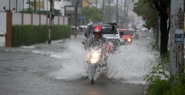 Semana começa com chuvas intensas em várias regiões do Ceará. Fortaleza registrou 123mm no domingo