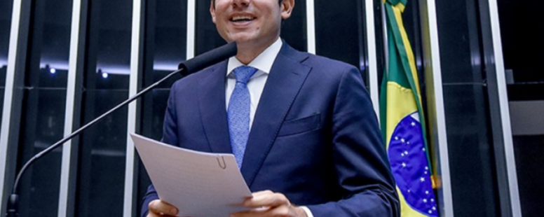 Após CCJ da Câmara aprovar admissão de PEC que põe fim à jornada de trabalho 6×1, Hugo Motta quer levar proposta ao plenário em maio