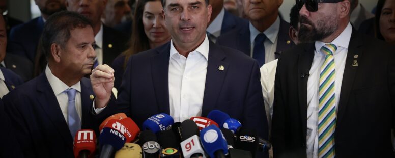 Pressionado por relações com Vorcaro, Flávio Bolsonaro viaja aos EUA para tentar encontro com Trump. Casa Branca ainda não confirmou reunião
