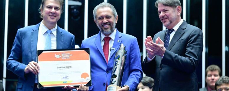 Elmano de Freitas recebe comenda Alfabetização na Idade Certa em Brasília pelos bons resultados na educação do Ceará