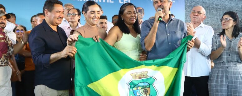 Elmano de Freitas faz giro pelo Cariri com entrega de areninha e tablets para estudantes de Jati e Abaiara