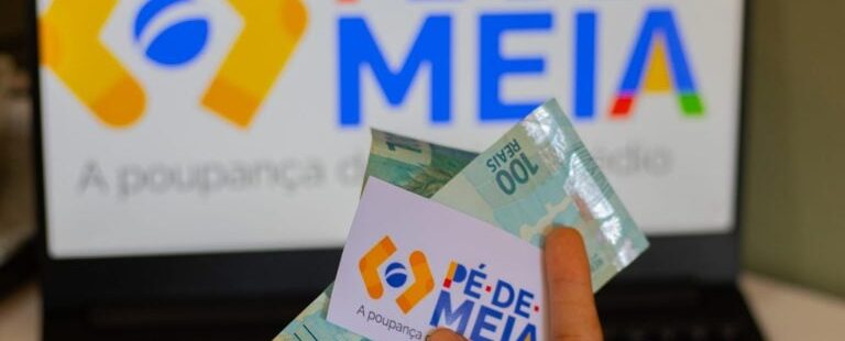 Evandro Leitão anuncia que pagamento do Pé-de-Meia municipal para alunos do 9º ano em Fortaleza será implantado em janeiro do próximo ano