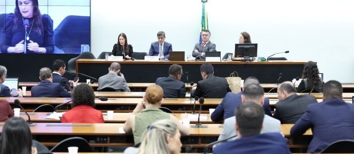 Centrão retira nomes da pauta para adiar fim da escala de trabalho 6×1 por 10 anos. Deputados da extrema-direita ficam isolados na defesa da proposta