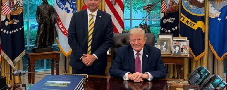 Flávio Bolsonaro consegue foto com Trump, mas está cada vez mais enrolado nas relações com Daniel Vorcaro. Operação da PF contra aliado Cláudio Castro complica pré-candidatura do senador do PL