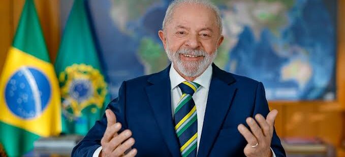 Presidente Lula anuncia fim da chamada “taxa das blusinhas”. Medida entra em vigor a partir desta quarta-feira