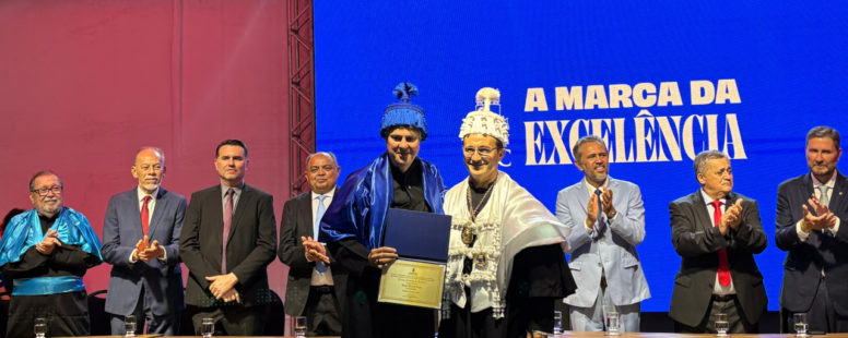 Camilo Santana recebe título de Doutor Honoris Causa da Universidade Federal do Ceará em solenidade na Praia de Iracema