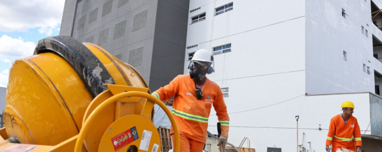 Elmano de Freitas vistoria obras do Hospital Regional do Sertão de Crateús que superaram 77% de execução