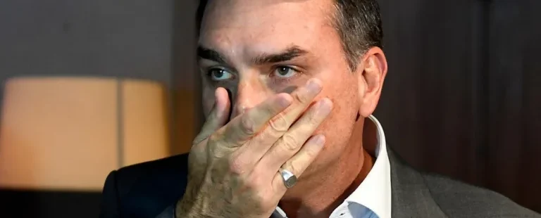 Trackings apontam queda de Flávio Bolsonaro após polêmica sobre tarifa dos EUA