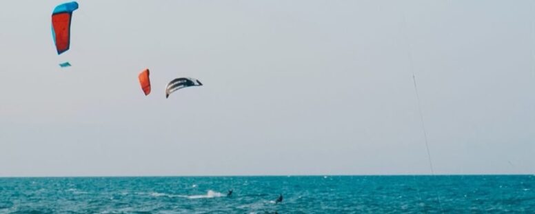 Rota das Falésias lança guia técnico de kitesurf para fortalecer turismo e a prática esportiva no Litoral Leste do Ceará