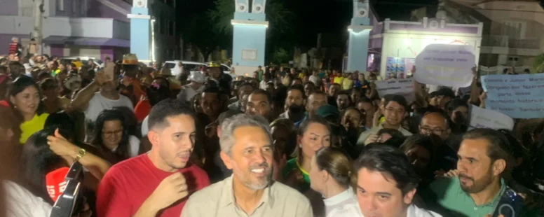 Em Nova Russas, Elmano de Freitas declara apoio a Júnior Mano, caso ele decida sair candidato ao Senado, e dispara contra ex-secretário Mauro Filho