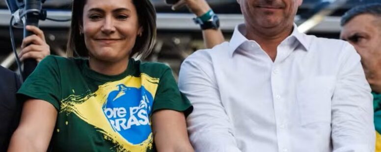 Racha no clã Bolsonaro se agrava com anúncio de Michelle em deixar PL Mulher. É mais um entrave na candidatura de Flávio Bolsonaro ao Planalto