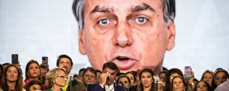 Cobrança de Alexandre de Moraes impõe dilema ao Clã Bolsonaro: o pai está entre voltar para a Papudinha ou atribuir um crime eleitoral ao filho Flávio