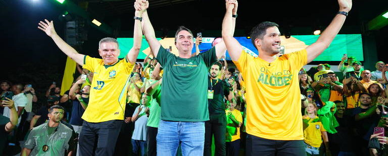 Em evento com aliados em Fortaleza e sem Ciro Gomes,  Flávio Bolsonaro ataca segurança no Ceará mas esquece o caos do Rio de Janeiro