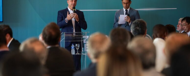 Isolado e sem vice, Flávio Bolsonaro repete o pai e resgata ataques às urnas eletrônicas em reunião com diplomatas