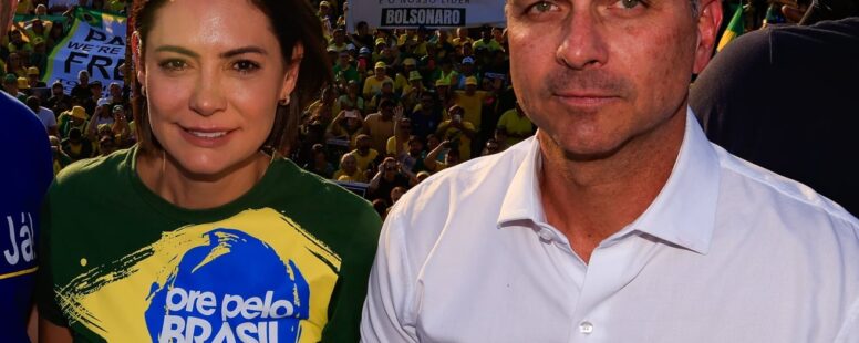 Flávio Bolsonaro pede desculpas a Michelle, que sela paz e promete apoio à candidatura do enteado. Desafio agora é atrair o Centrão