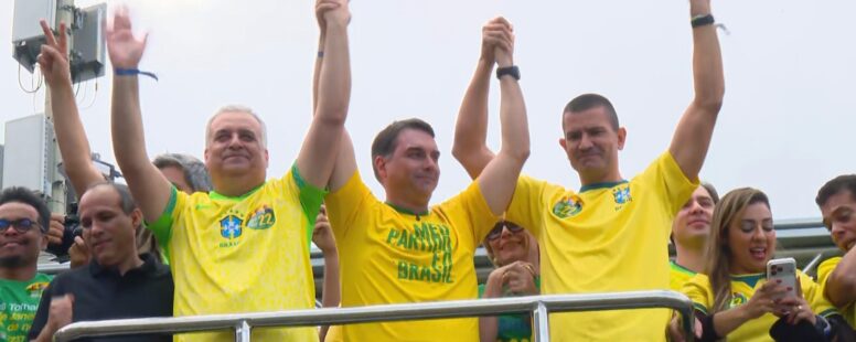 Com colete à prova de balas e sob a sombra do pai, Flávio Bolsonaro abre campanha presidencial prometendo ‘tesouraço’ em Brasília