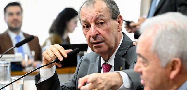 Omar Aziz apresenta parecer sobre fim da escala 6×1 nesta quinta-feira e blinda texto contra alterações propostas por aliados de Flávio Bolsonaro para atrasar votação