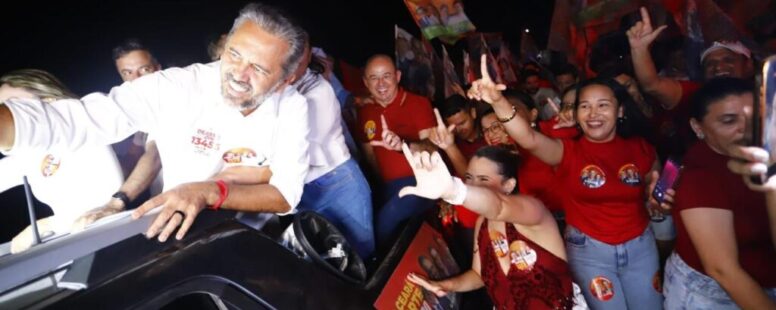Elmano de Freitas participa de carreatas no interior e reúne prefeitos hoje em Fortaleza. Ciro Gomes concedeu entrevistas na Capital e vai inaugurar comitê de José Sarto