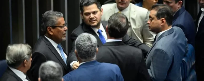Presidente do Senado, Davi Alcolumbre, barra ofensiva da oposição e descarta impeachment contra Alexandre de Moraes. Denúncias ainda serão analisadas pelo Plenário do STF